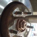 Откручивание ударной отверткой тормозного диска от ступицы (зад)